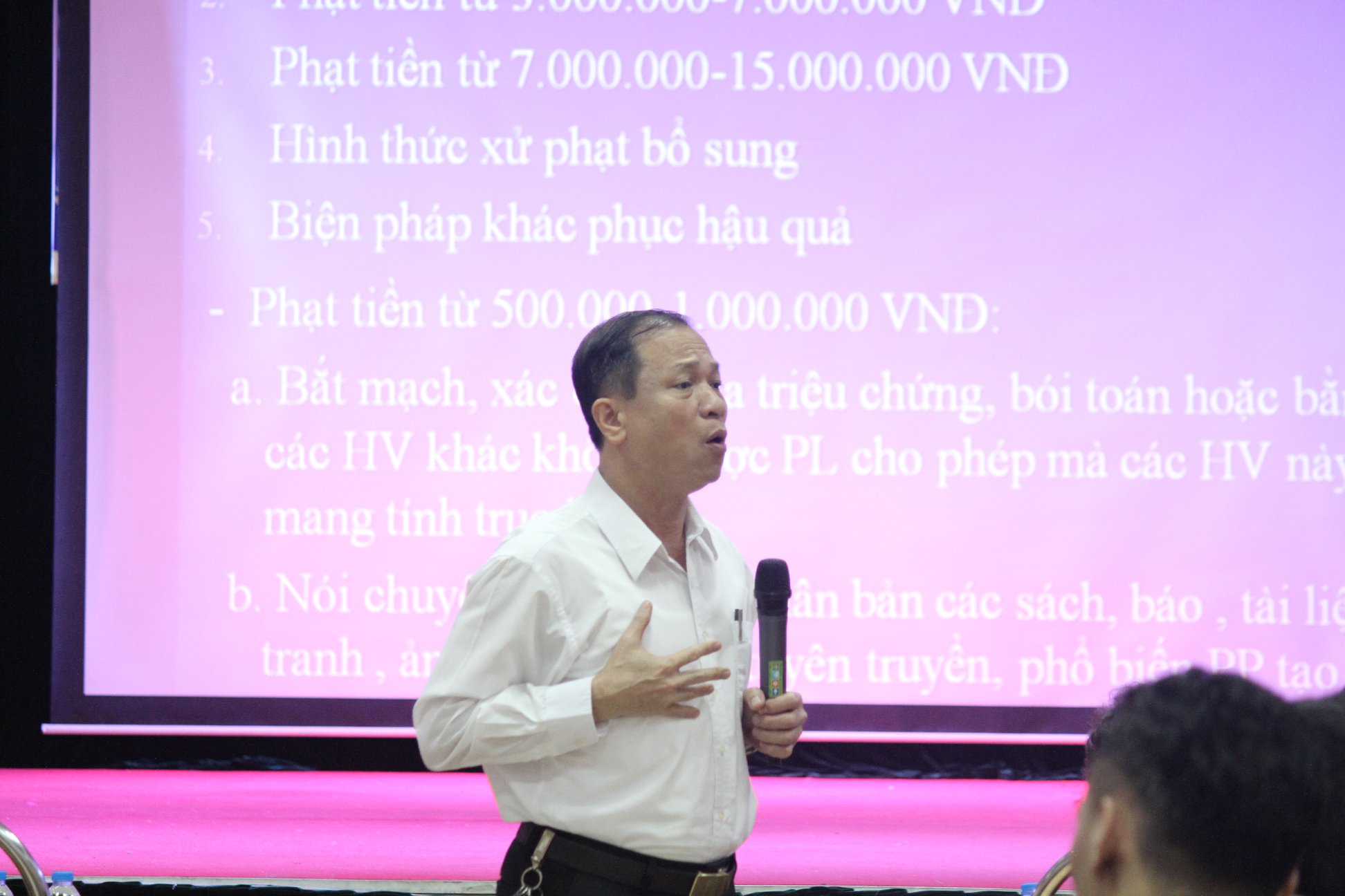 Bác sỹ Mai Xuân Phương, Phó Vụ trưởng Vụ truyền thông giáo dục, Tổng cục dân số Kế hoạch hóa gia đình Bộ Y tế giao lưu giải đáp những thắc của sinh viên