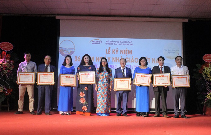 Tiến sĩ Phan Thị Thanh Thảo, Phó Hiệu trưởng Nhà trường trao khen thưởng tới đại diện các tập thể đạt thành tích Xuất sắc