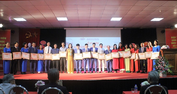 Tiến sĩ Ngô Thị Kim Dung, Phó Hiệu trưởng Nhà trường trao khen thưởng tới các cá nhân đạt danh hiệu lao động tiên tiến