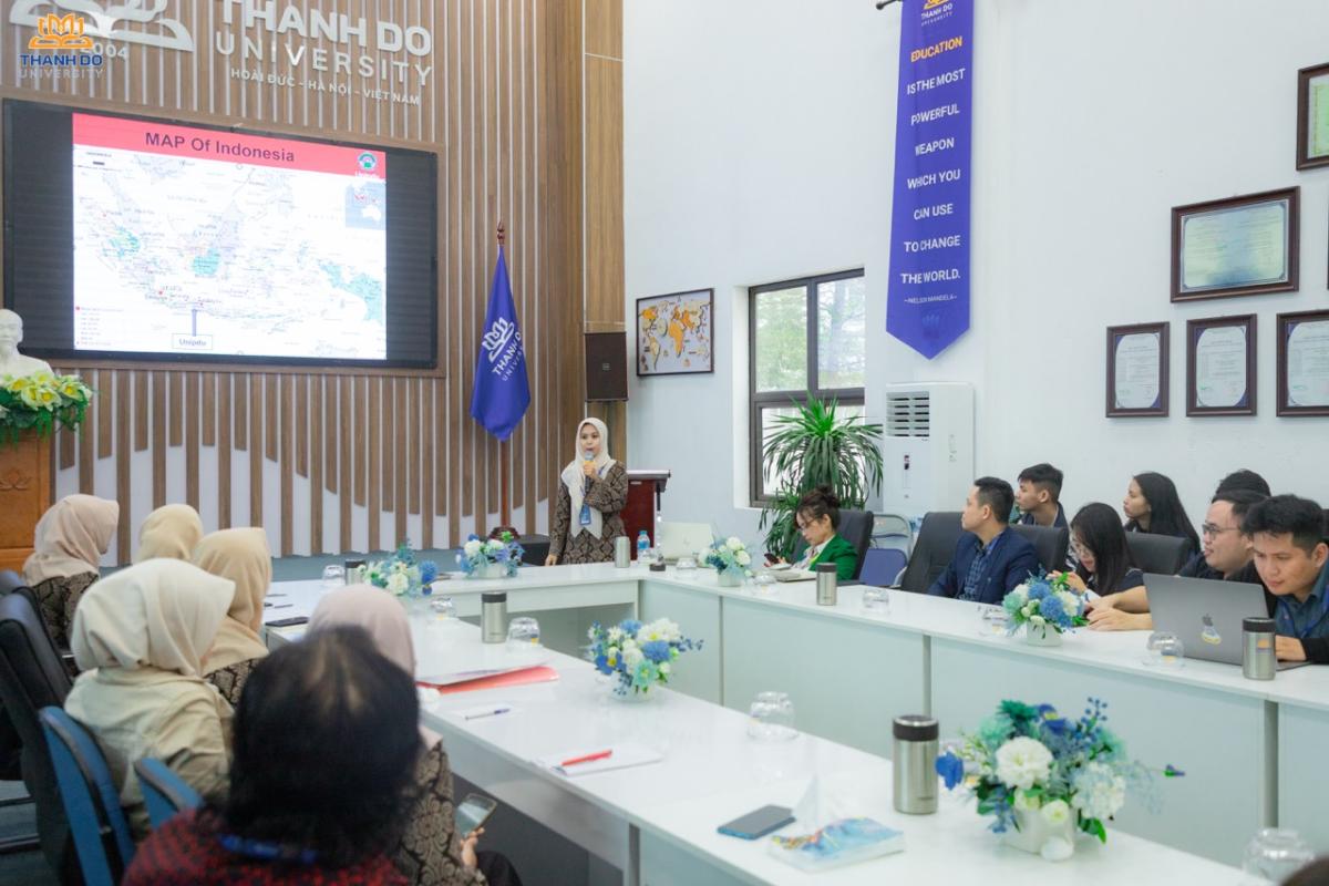 Đại diện trường Đại học Unipdu Jombang chia sẻ về phát triển y tế số tại Indonesia