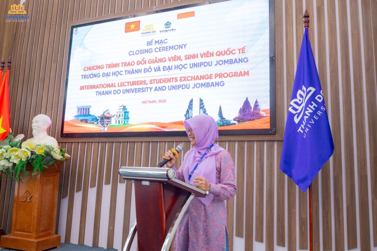 TS. Nur Ulwiyal - Viện trưởng, Trưởng đoàn Trường Đại học Unipdu Jombang gửi lời cảm ơn sâu sắc đến Trường Đại học Thành Đô