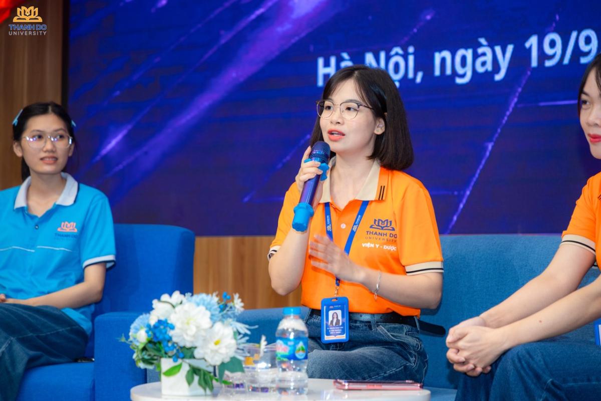 TS. Nguyễn Ngọc Linh, Quyền Viện trưởng Viện Y Dược giải đáp nhiều thông tin trọng tâm tới các Tân sinh viên