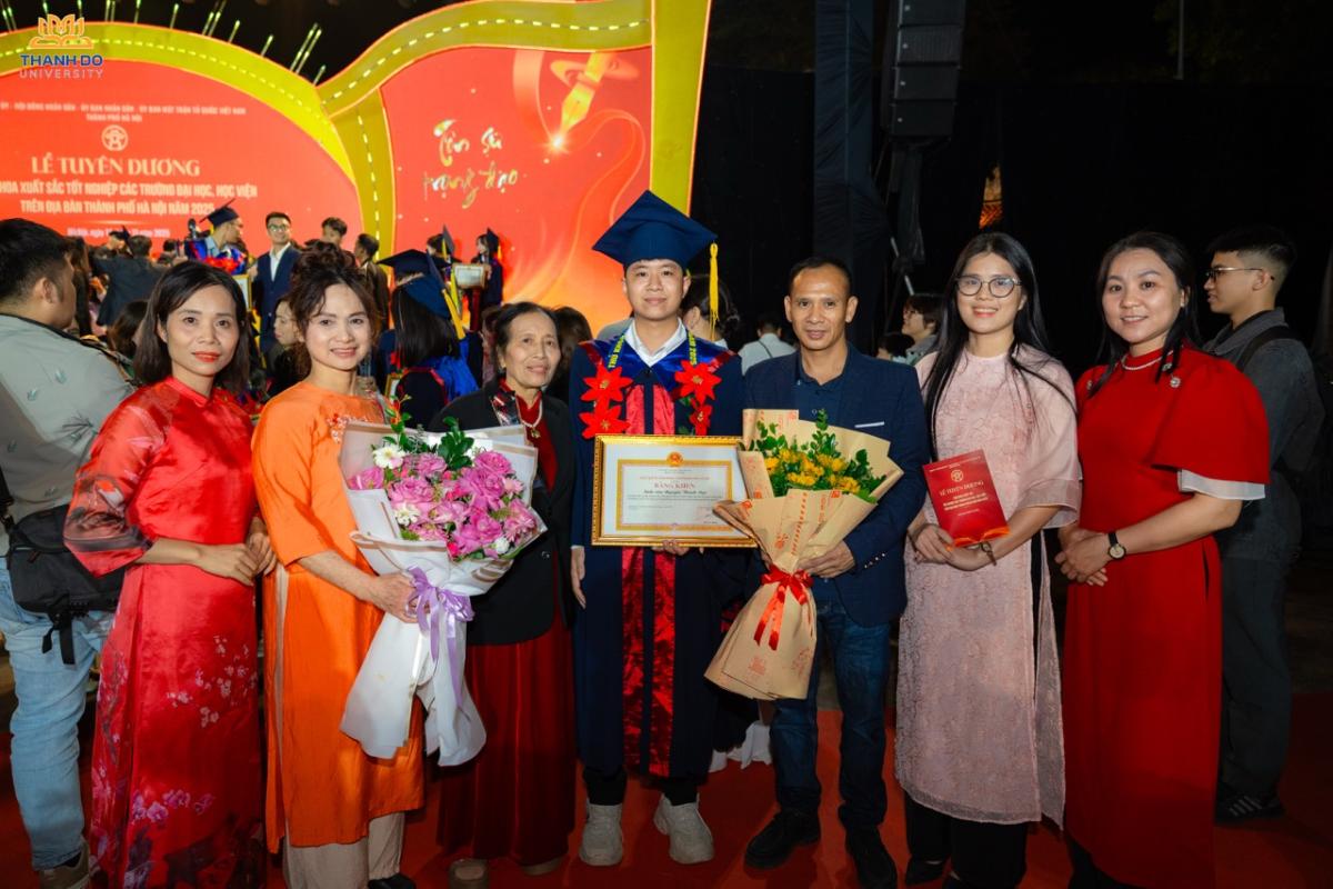 Gia đình và Nhà trường đồng hành, tham dự và gửi lời chúc mừng đến Thành Đạt tại Lễ tuyên dương Thủ khoa Thành phố 2025