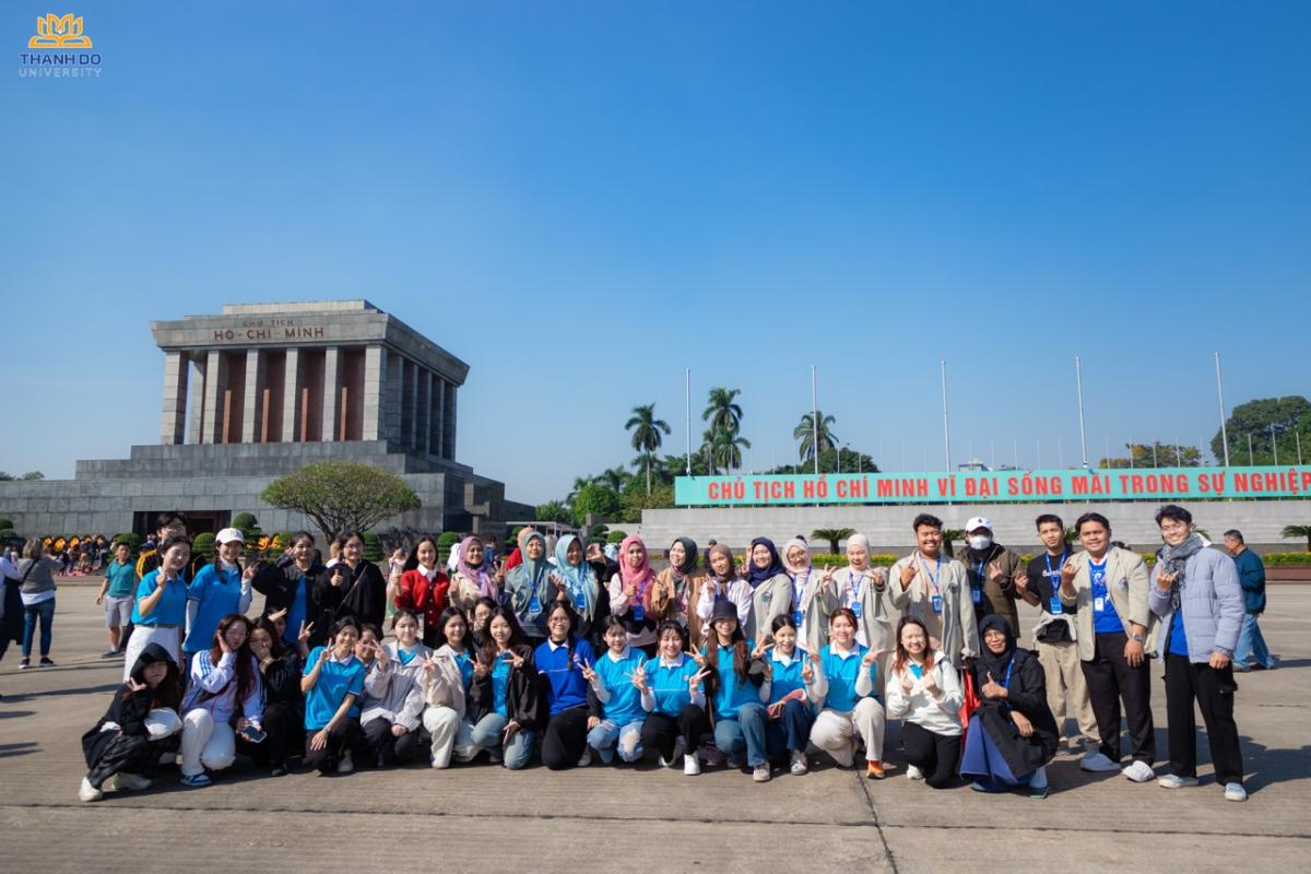 Đoàn giảng viên và sinh viên Đại học Unipdu và Trường Đại học Thành Đô tham quan tại Lăng Chủ tịch Hồ Chí Minh