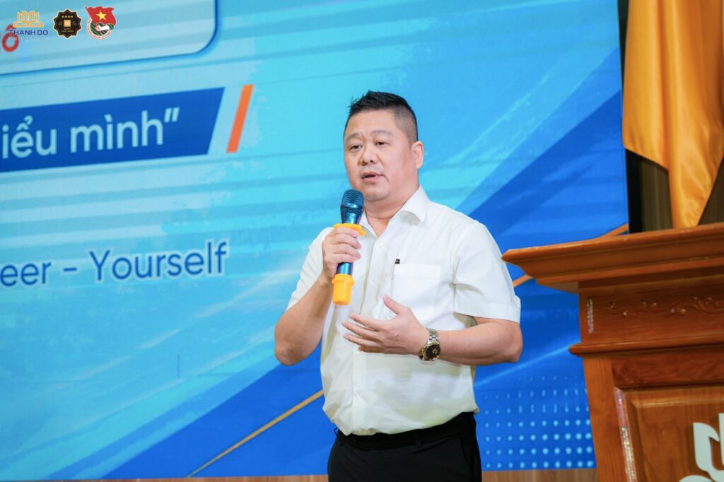 Trao đổi thông tin về cơ hội thực tập, việc làm sinh viên đến từ Ông Nguyễn Bảo Hoàng - Giám đốc điều hành Công ty TNHH Auto Hải Hùng
