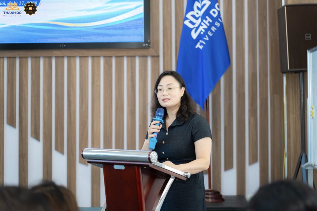TS. Vũ Hồng Thúy, Phó Tổng Biên tập Báo Pháp luật Việt Nam trình bày báo cáo đề dẫn Hội thảo