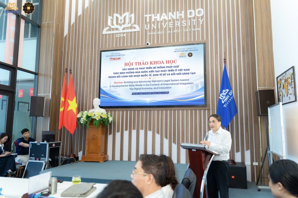 PGS.TS. Vũ Văn Phúc trình bày tham luận về xây dựng Nhà nước pháp quyền xã hội chủ nghĩa Việt Nam trong bối cảnh phát triển mới.