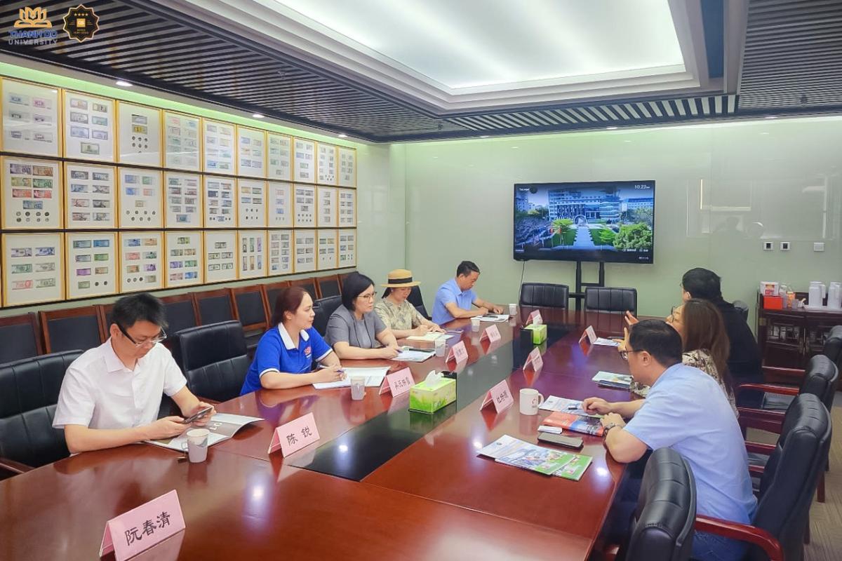 Đại diện các trường trao đổi về các chương trình học tập ngắn hạn, giao lưu văn hóa và nâng cao năng lực ngoại ngữ cho sinh viên.