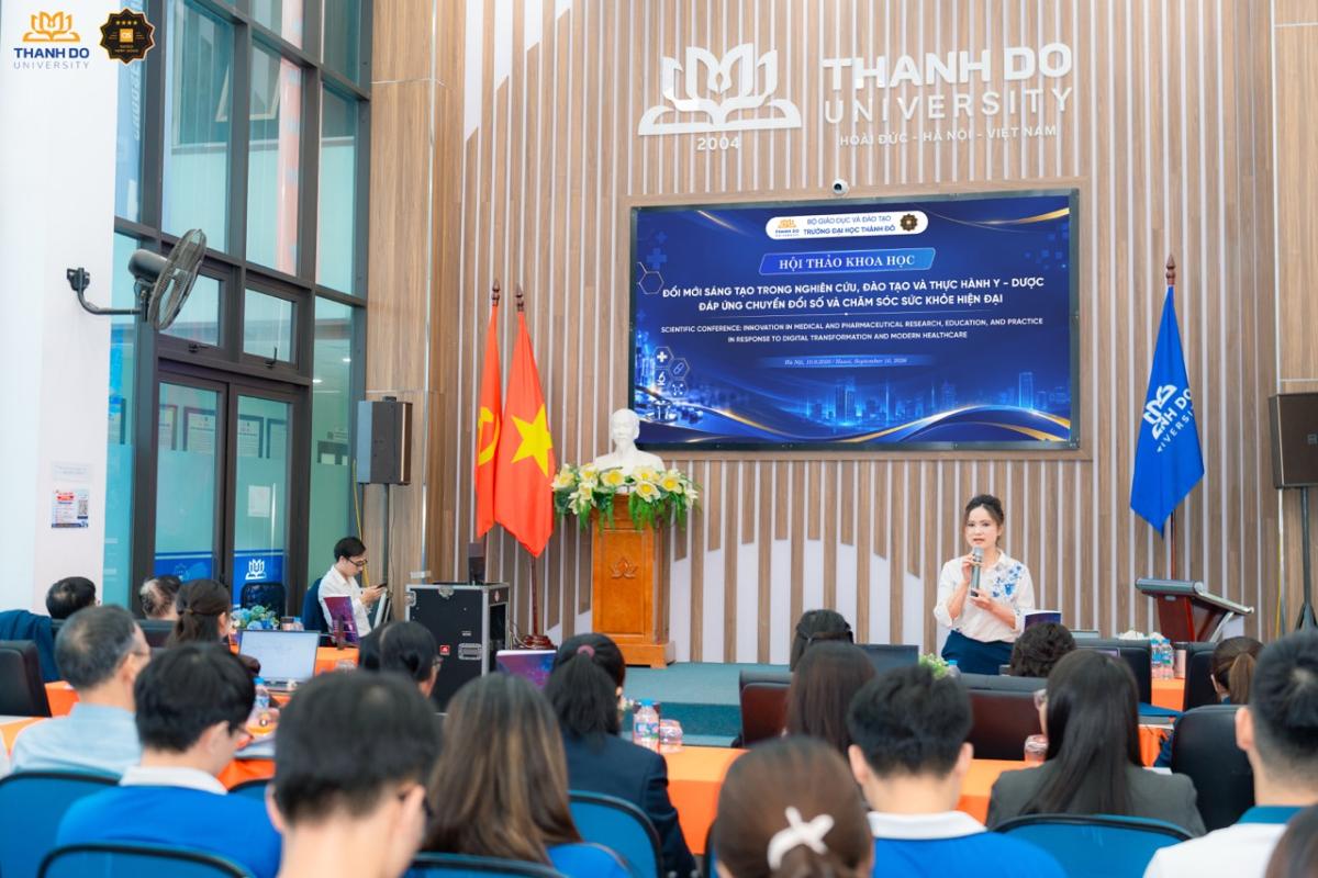 Toàn cảnh Hội thảo khoa học “Đổi mới sáng tạo trong nghiên cứu, đào tạo và thực hành Y - Dược đáp ứng chuyển đổi số và chăm sóc sức khỏe hiện đại”.