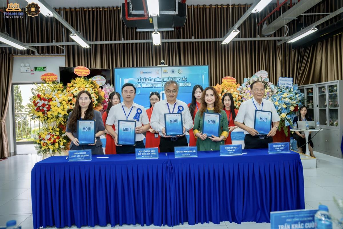 Ký kết hợp tác phát triển giữa Trường Đại học Thành Đô và Tập đoàn Khoa học Kỹ thuật Hồng Hải (Foxconn).