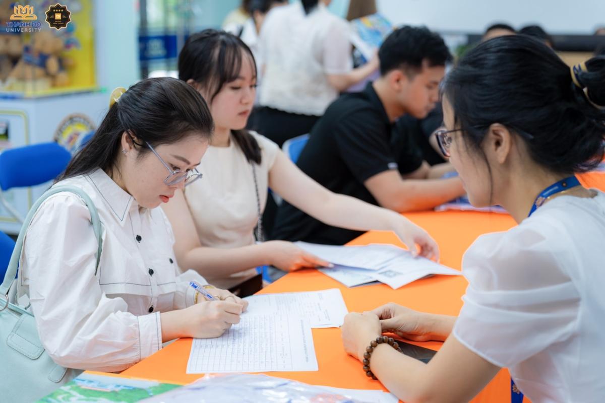 Tân sinh viên nhận hướng dẫn và hỗ trợ từ cán bộ, giảng viên Nhà trường nhanh chóng hoàn thành thủ tục nhập học.