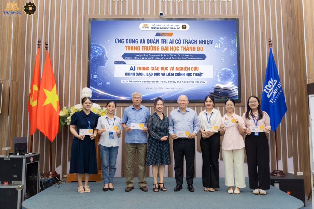 Phần quà từ Trung tâm đảm bảo chất lượng và phát triển học thuật ThadoNext - Voucher bài thi Cambridge Linguaskill gửi tới các cán bộ, giảng viên, học viên tham gia Seminar.