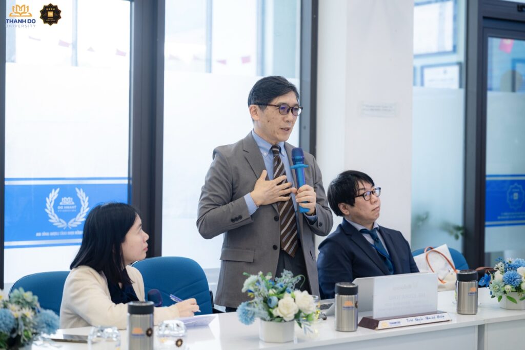 Ông Iizuka Toru - Giám đốc điều hành Công ty Well Việt Nhật trao đổi những thông tin về hệ thống chăm sóc sức khỏe người cao tuổi tới các bạn sinh viên.