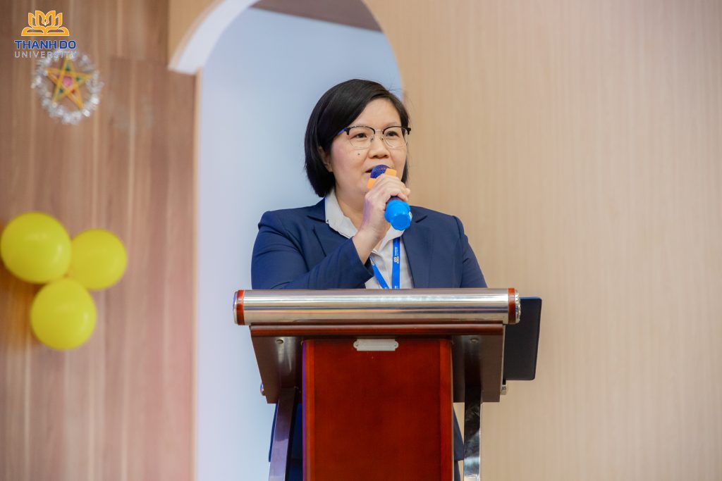 TS. Nguyễn Thúy Vân - Phó Hiệu Trưởng mở đầu chương trình với những chia sẻ tâm huyết