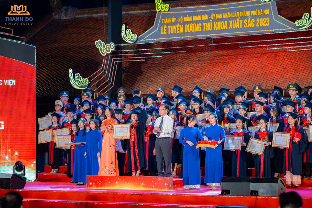 Hoàng Thị Hằng - Sinh viên Trường Đại học Thành Đô nhận bằng khen vinh danh tại Lễ tuyên dương Thủ khoa xuất sắc 2023