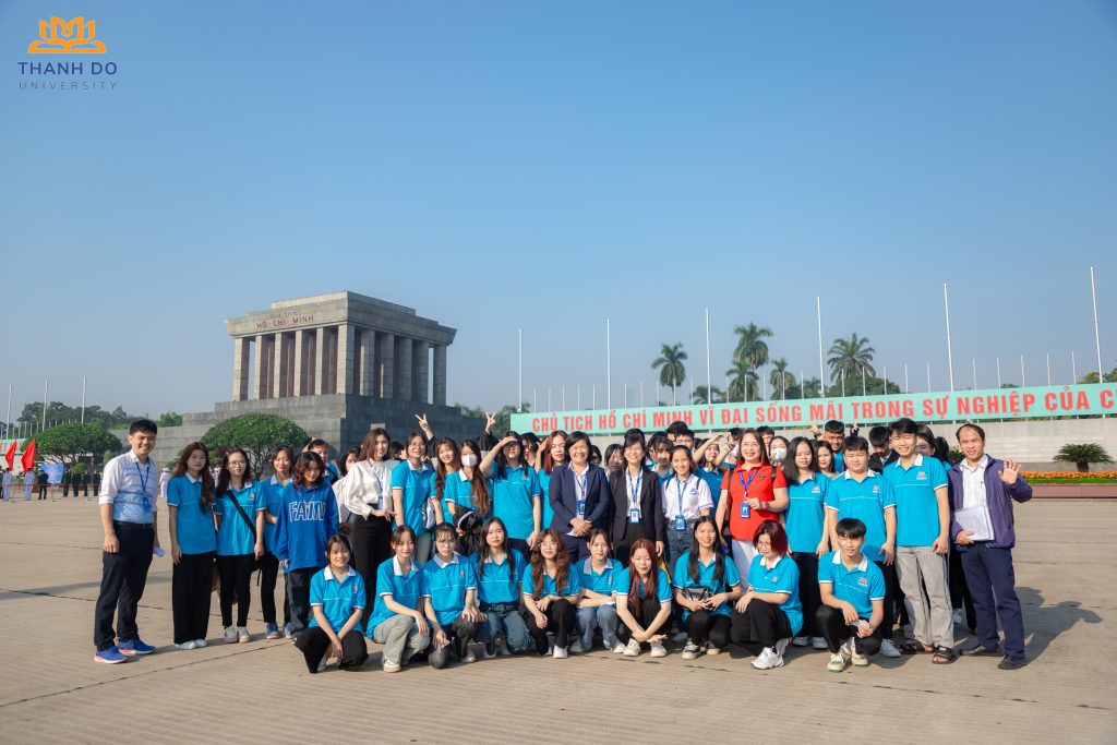 Giảng viên - Sinh viên Trường Đại học Thành Đô viếng thăm Lăng Hồ Chủ Tịch