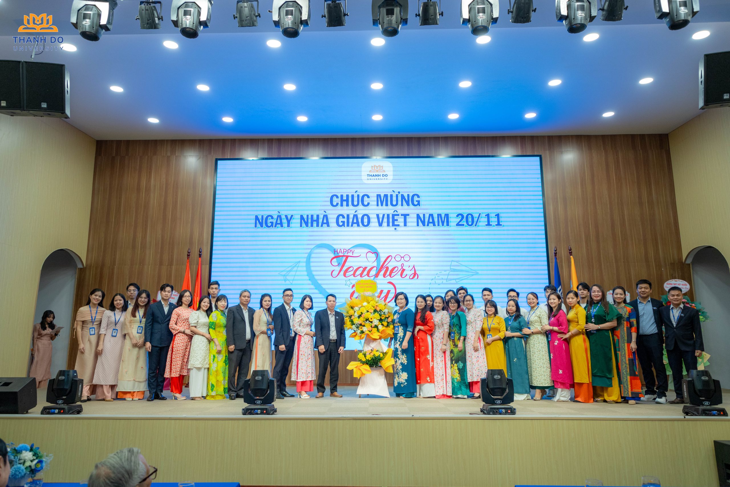 Những đóa hoa tươi thắm Chào mừng Ngày Nhà giáo Việt Nam từ tập thể Cán bộ các phòng ban Trường ĐH Thành Đô