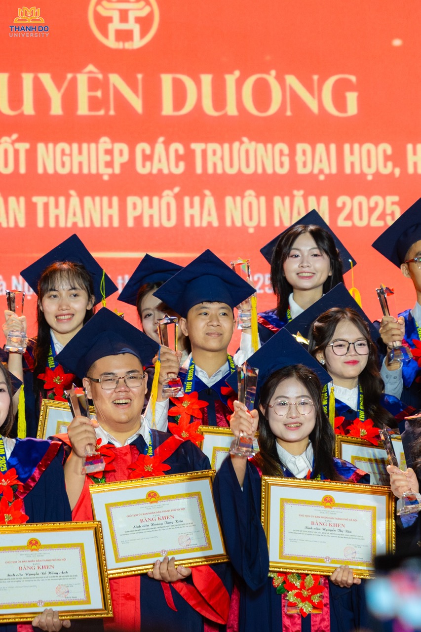 Khung cảnh đầy tự hào tại Lễ Tuyên dương Thủ khoa xuất sắc Thành phố 2025