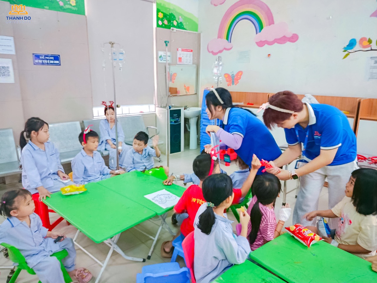 Không khí Giáng sinh ấm áp được mang đến cho các em nhỏ tại Viện Huyết học - Truyền máu Trung ương.