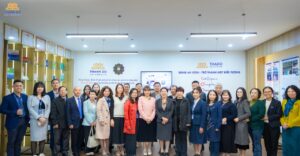 Bức tường triết lý và Chứng nhận quốc tế QS Stars 4 Sao của Trường Đại học Thành Đô.