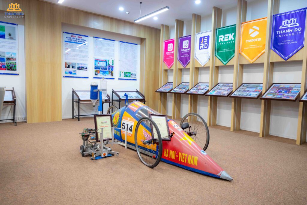 Mô hình xe EMC và Robocon - biểu tượng của năng lực nghiên cứu, sáng tạo và ứng dụng thực tiễn.