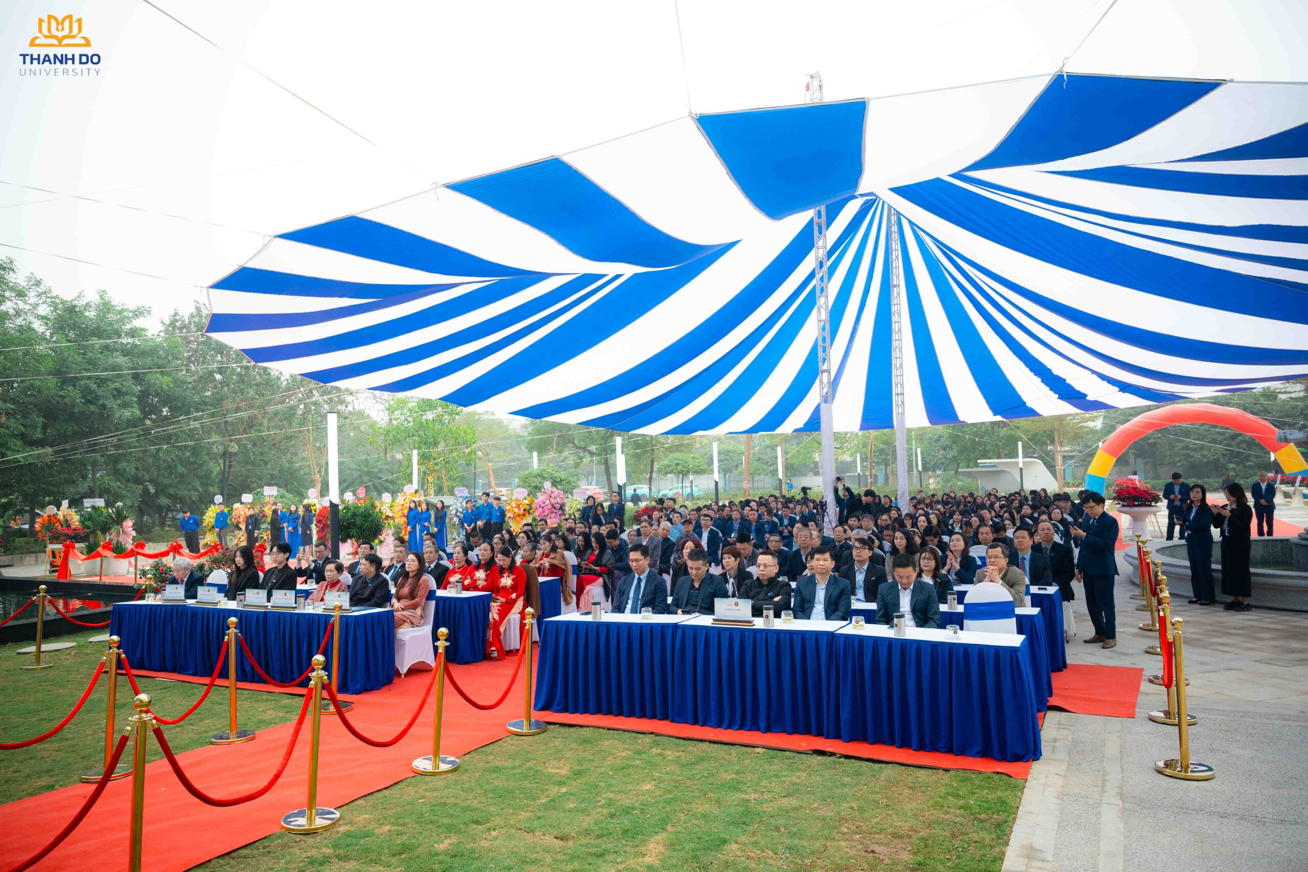 Toàn cảnh Lễ tưởng niệm và tri ân Nhà giáo Nhân dân Ngô Xuân Độ - Chủ tịch Hội đồng sáng lập Trường Đại học Thành Đô