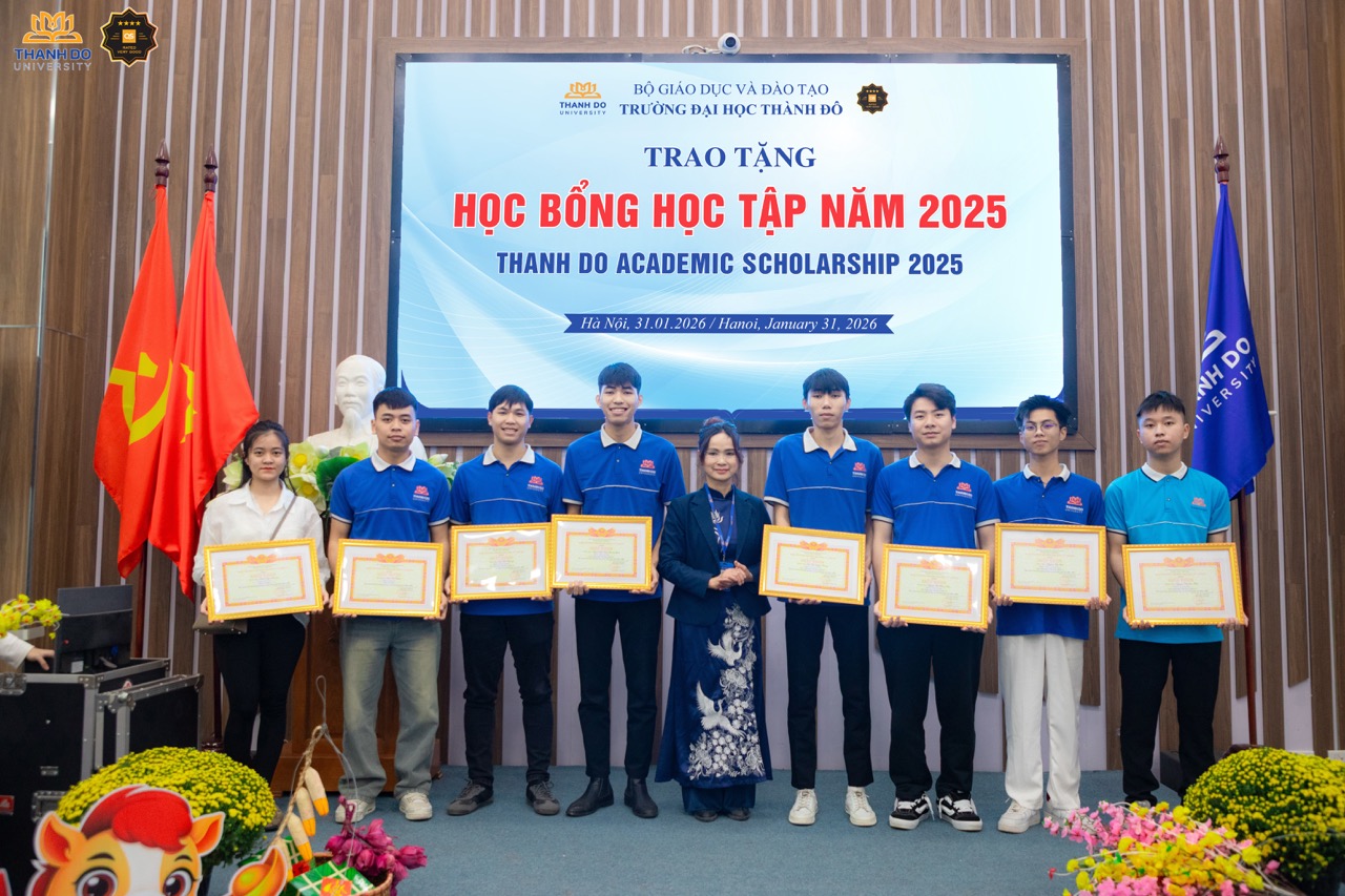 PGS.TS Đào Thị Ái Thi trao tặng học bổng và chúc mừng các bạn sinh viên đã có thành tích xuất sắc và nỗ lực hết mình trong các hoạt động