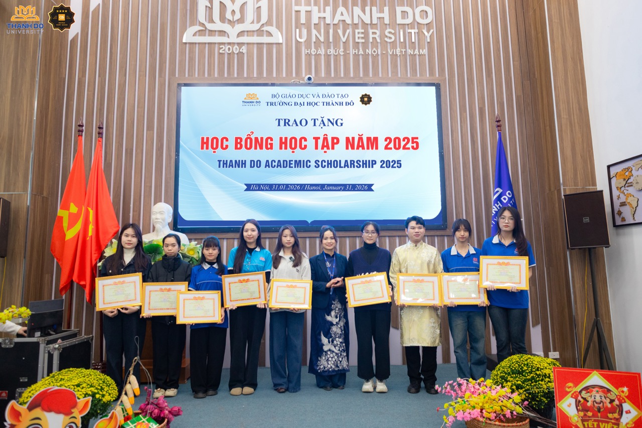 Sinh viên nhận học bổng - ghi nhận hành trình và những nỗ lực trong học tập, tích cực sôi nổi tham gia hoạt động Đoàn - Hội