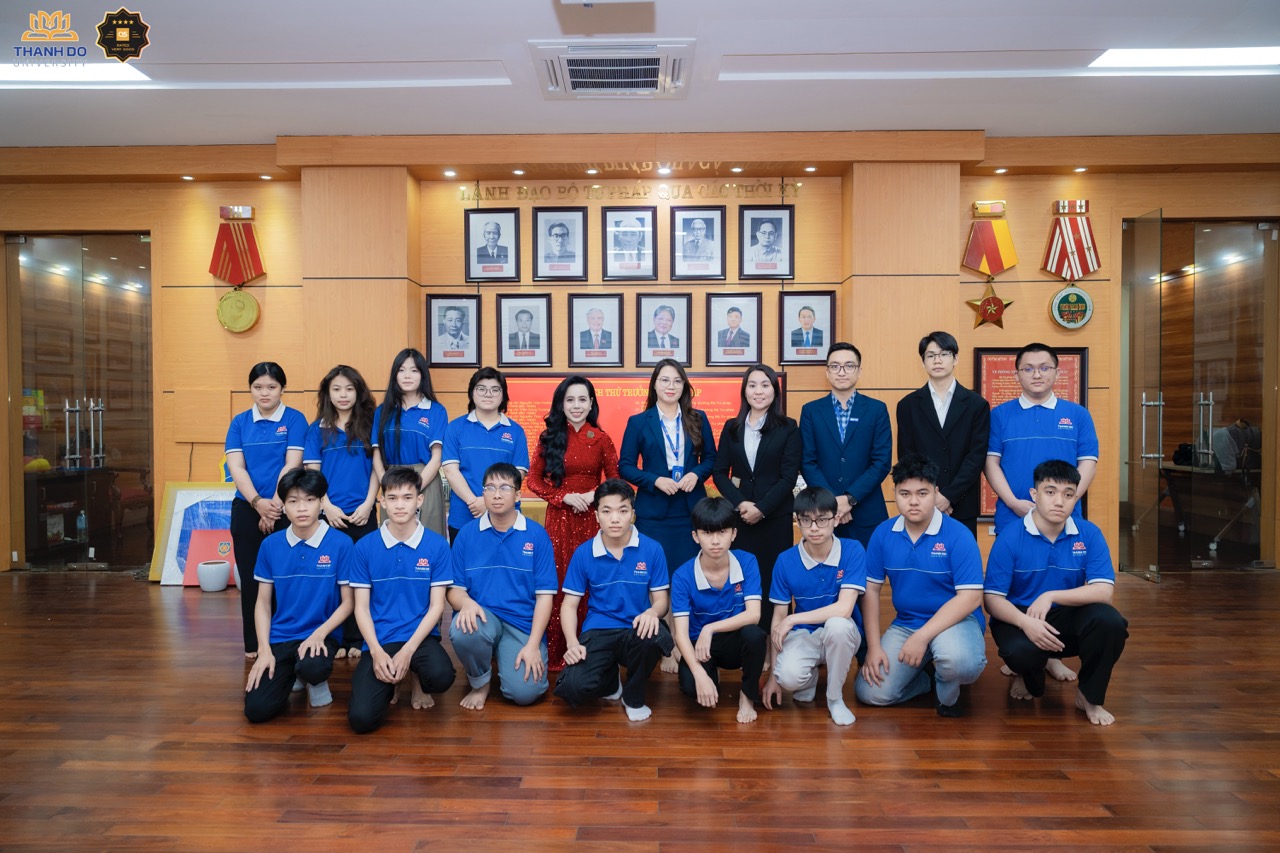 Sinh viên khoa Luật trường Đại học Thành Đô tham quan nhà truyền thống Bộ Tư pháp.