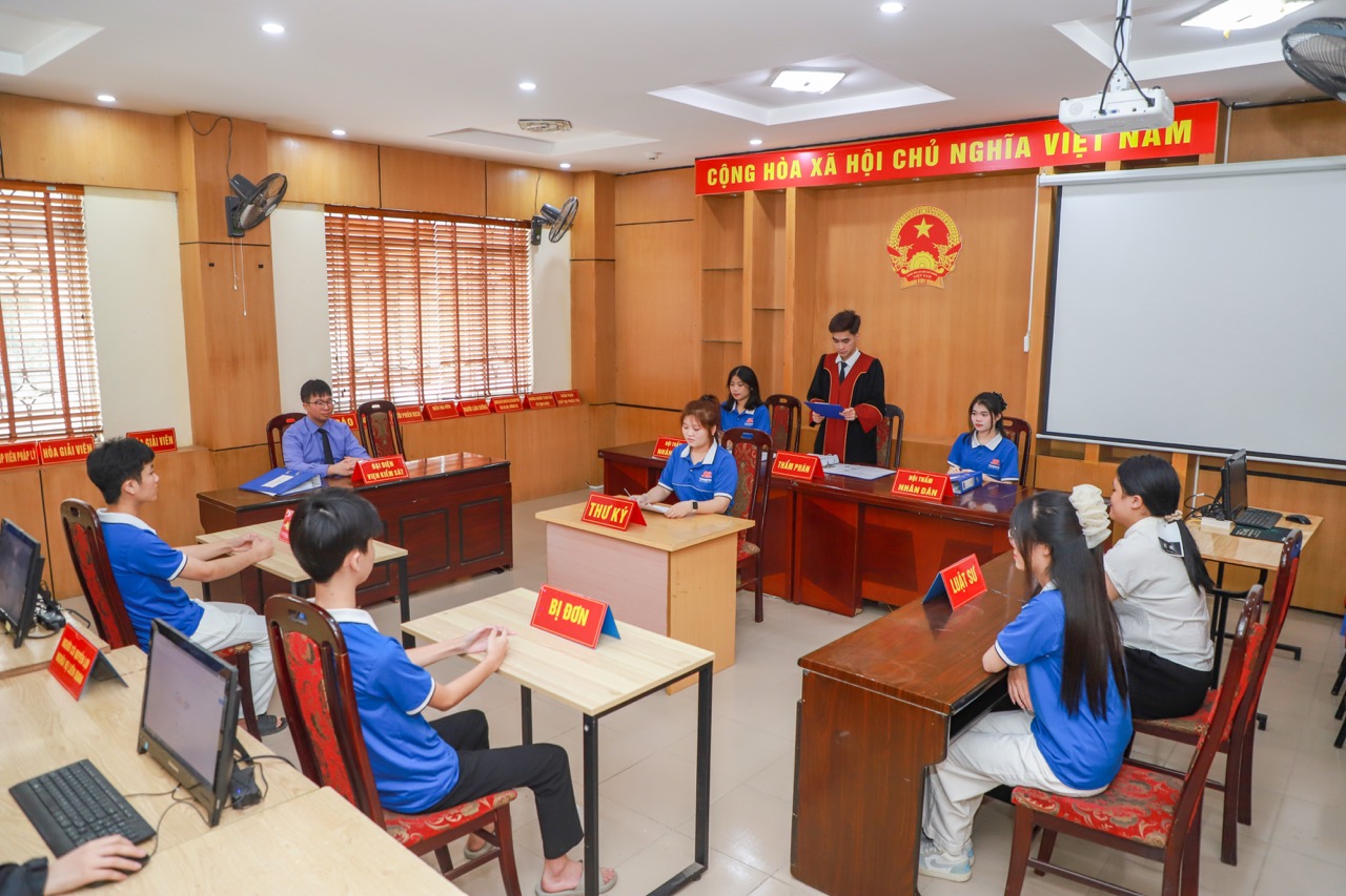 Sinh viên ngành Luật TDD trong các buổi thực hành diễn án