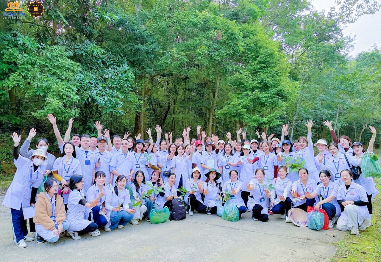 Buổi học tại Vườn quốc gia Cúc Phương mang đến trải nghiệm thực tiễn sinh động cho sinh viên ngành Dược.