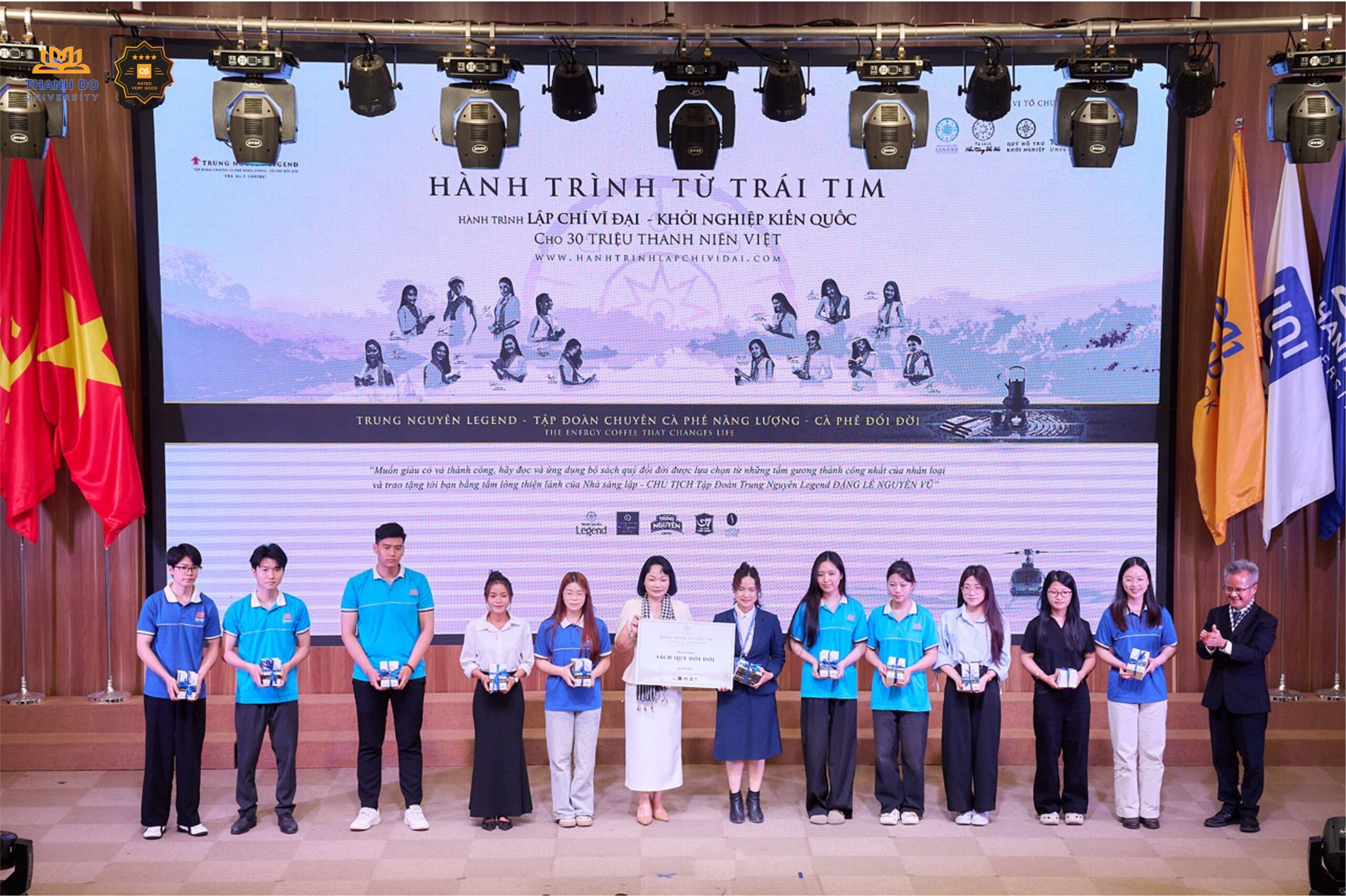 Trao tặng học bổng cho sinh viên có thành tích trong hoạt động nghiên cứu khoa học, tham gia tích cực trong các hoạt động khởi nghiệp, sáng tạo và gửi tặng 1000 cuốn sách - “Tủ sách Nền tảng đổi đời” tới Trung tâm thư viện trường