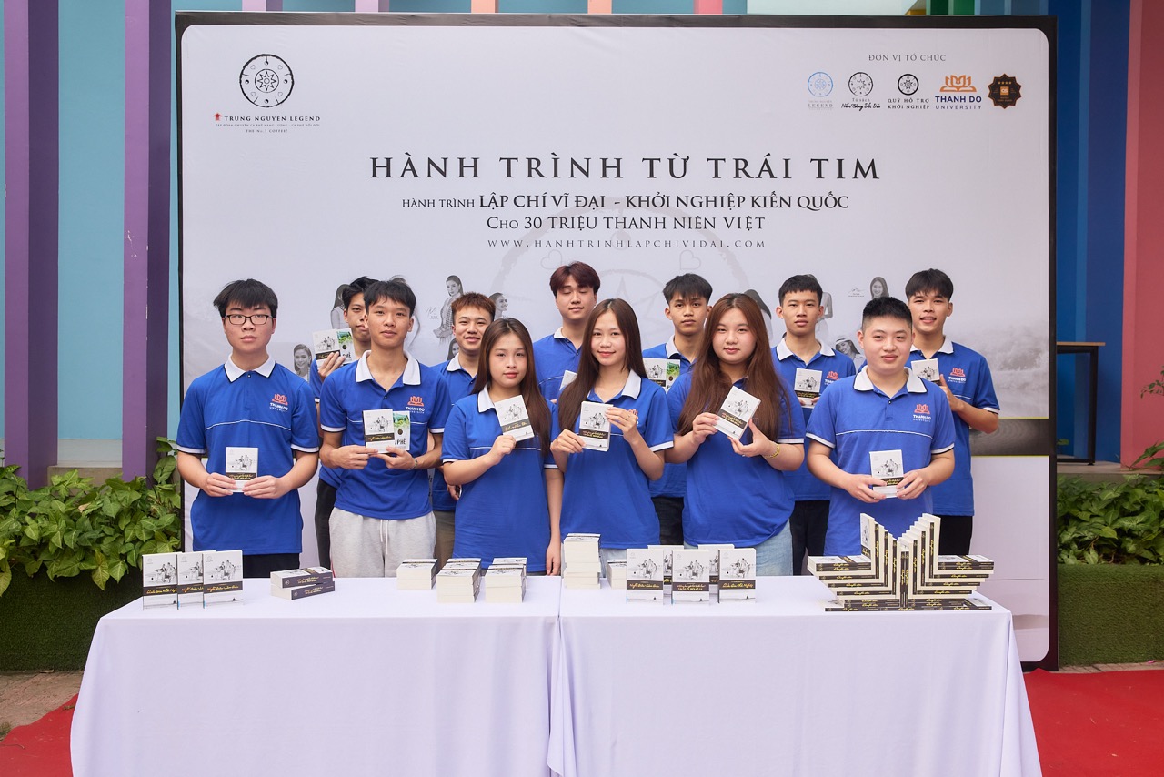 Những cuốn sách được trao tận tay sinh viên – trao tri thức, gửi gắm khát vọng