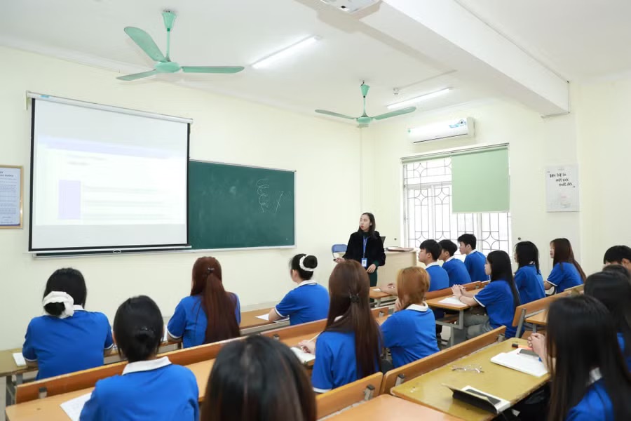 Giảng viên, sinh viên Trường Đại học Thành Đô trong giờ học.