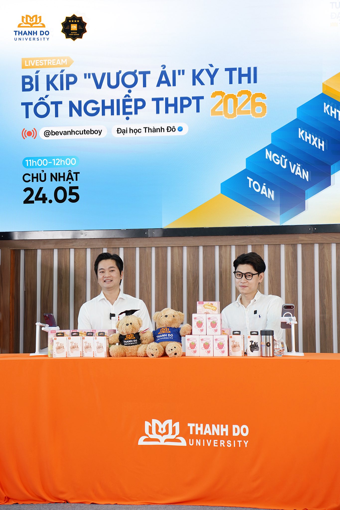 Livestream “Bí kíp vượt ải kỳ thi tốt nghiệp THPT 2026” thu hút đông đảo học sinh tham gia tương tác trực tuyến.