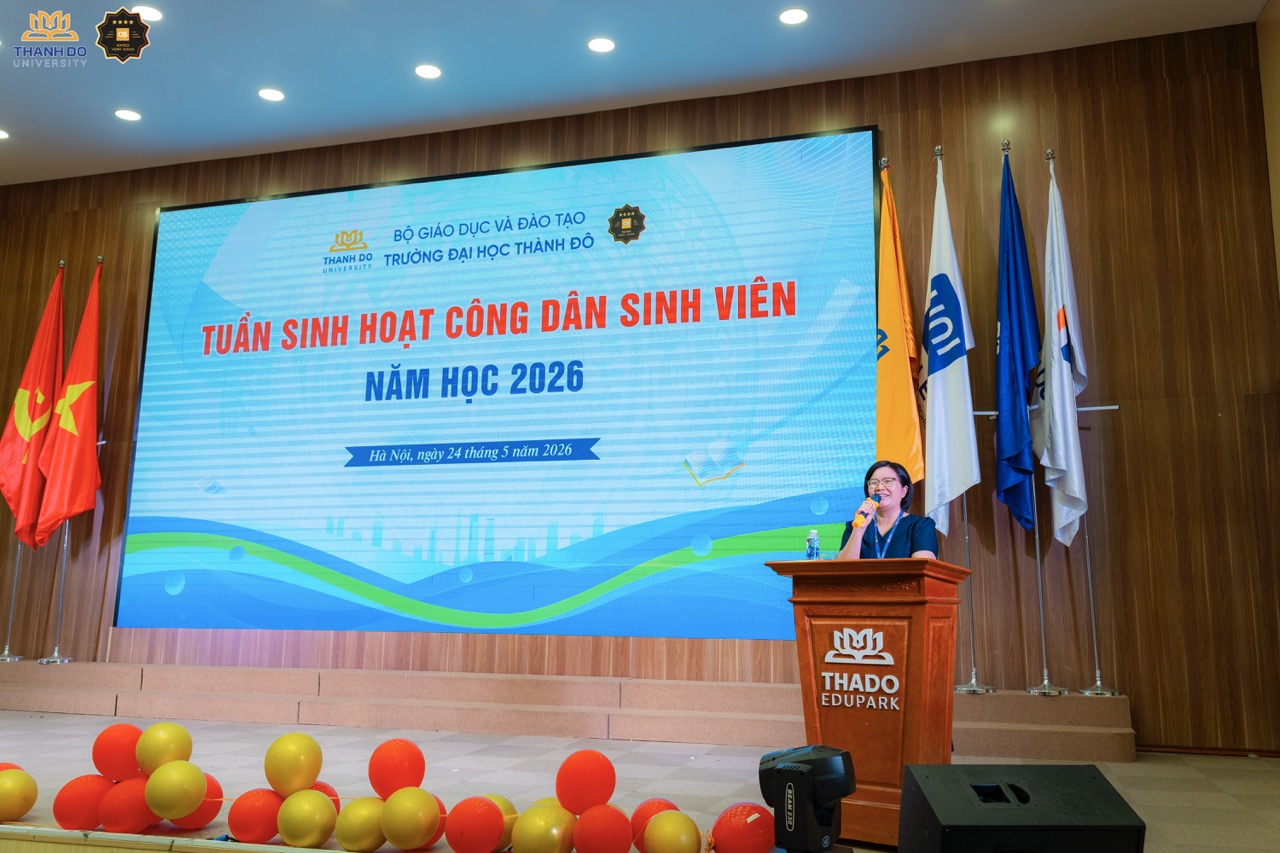 TS. Nguyễn Thúy Vân – Phó Hiệu trưởng mở đầu buổi sinh hoạt với những thông tin tổng quan về Trường Đại học Thành Đô