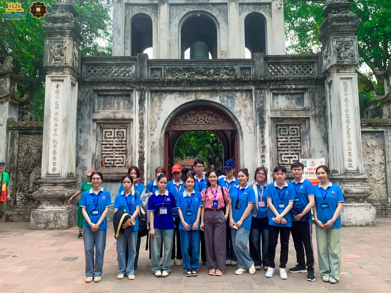 Sinh viên ngành Ngôn ngữ Anh Trường Đại học Thành Đô học tập thực tế tại Văn Miếu - Quốc Tử Giám.