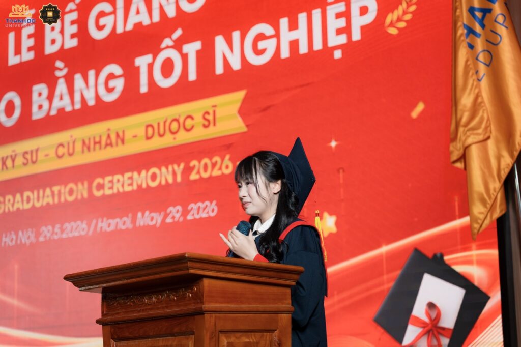 Tân Cử nhân Ngôn ngữ Anh Trần Thuỷ Tiên đại diện cho các Tân khoa gửi lời tri ân sâu sắc đến Thầy Cô, Nhà Trường