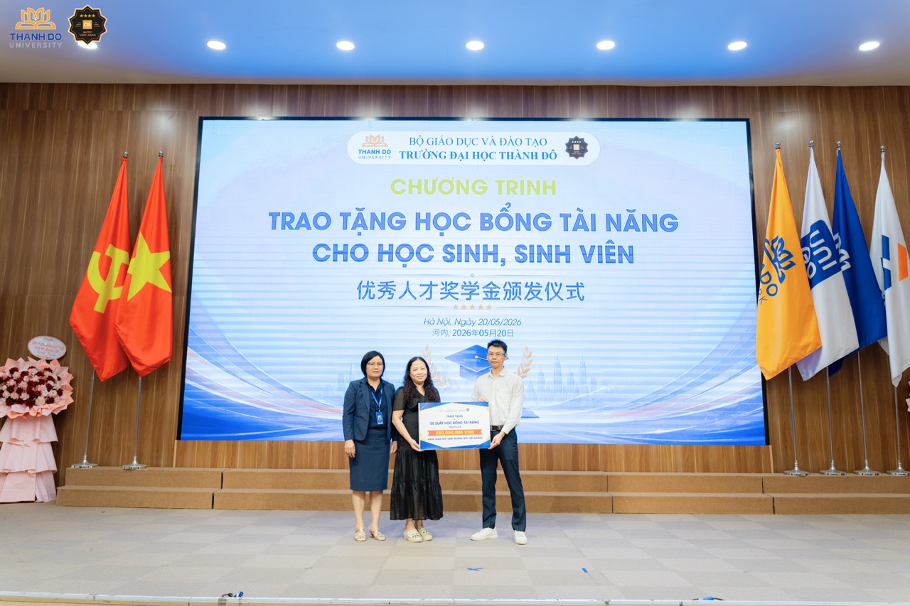 Ông Trần Duyệt, Công ty cổ phần nguồn nhân lực Trần Hy - Quảng Tây, Đại diện Tập đoàn Khoa học Kỹ thuật Hồng Hải và lãnh đạo Trường Đại học Thành Đô trao học bổng tài năng dành cho học sinh THPT Việt Hoàng.