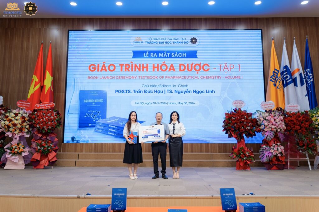 Nhóm tác giả gửi 270 cuốn "Giáo trình Hoá Dược - Tập I" về Thư Viện Trường Đại học Thành Đô