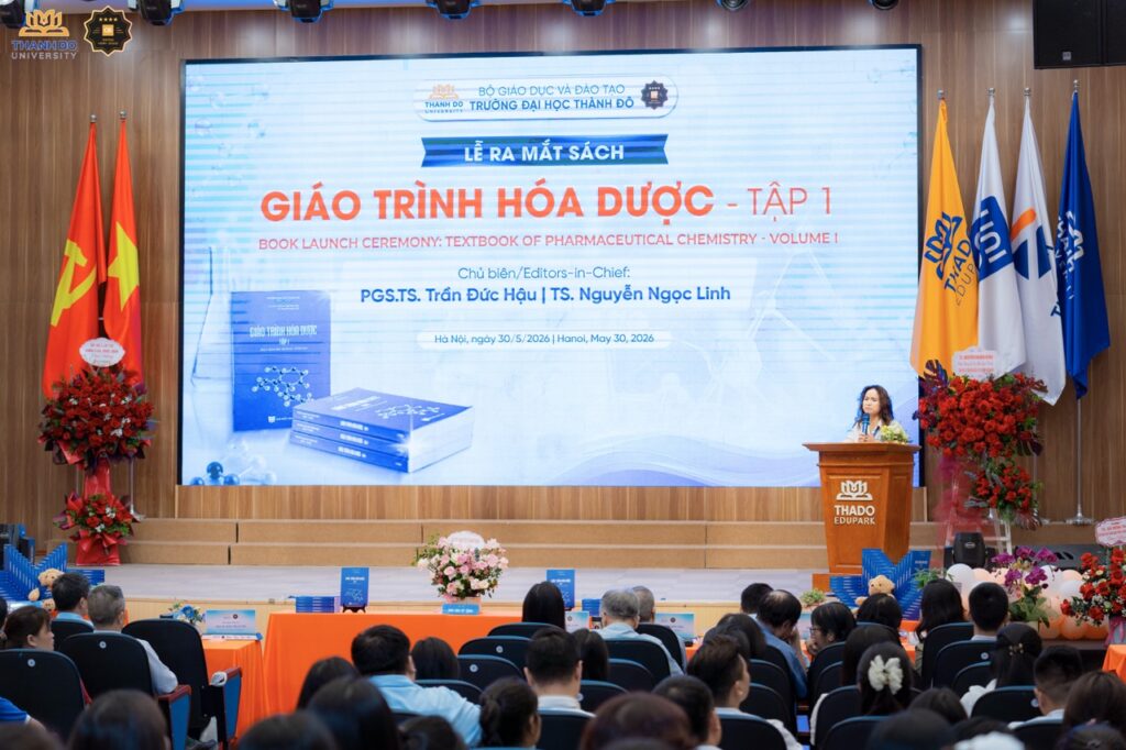 PGS.TS Đào Thị Ái Thi, Phó Hiệu trưởng, gửi lời chúc mừng tới nhóm nghiên cứu và nhấn mạnh ý nghĩa học thuật và ý nghĩa khoa học, học liệu nội sinh đối với hoạt động giảng dạy, nghiên cứu trong nhà trường