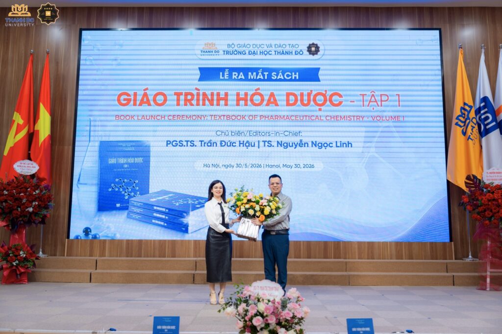 TS. Phạm Hùng Hiệp, Viện trưởng Viện nghiên cứu giáo dục và chuyển giao tri thức, đại diện Quỹ Học bổng Sau tiến sĩ Ngô Xuân Độ, gửi lời chúc mừng và cảm ơn đến nhóm nghiên cứu, tác giả cuốn “Giáo trình Hóa Dược - Tập I” đã hoàn thành xuất sắc nhiệm vụ