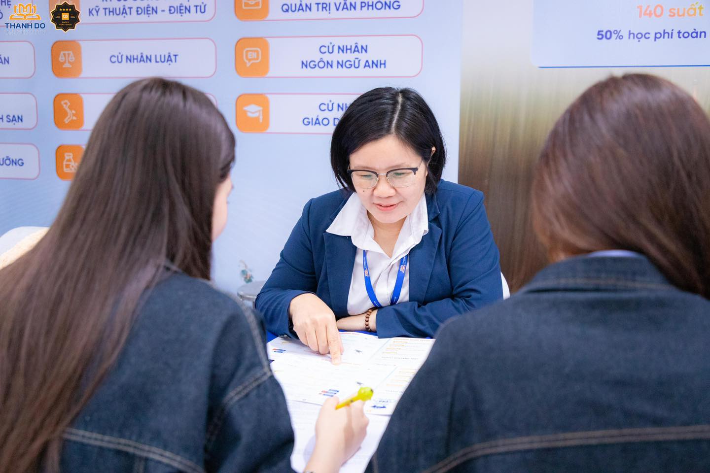 TS. Nguyễn Thuý Vân trực tiếp tham gia và gỡ rối cho các bạn học sinh THPT tại các chương trình Tư vấn Tuyển sinh - Hướng nghiệp
