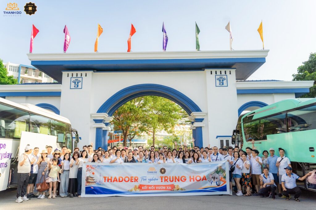 Ban Giám hiệu cùng tập thể cán bộ, giảng viên, nhân viên Hệ sinh thái giáo dục Thado Edupark khởi hành chuyến tham quan, trải nghiệm hè 2026.