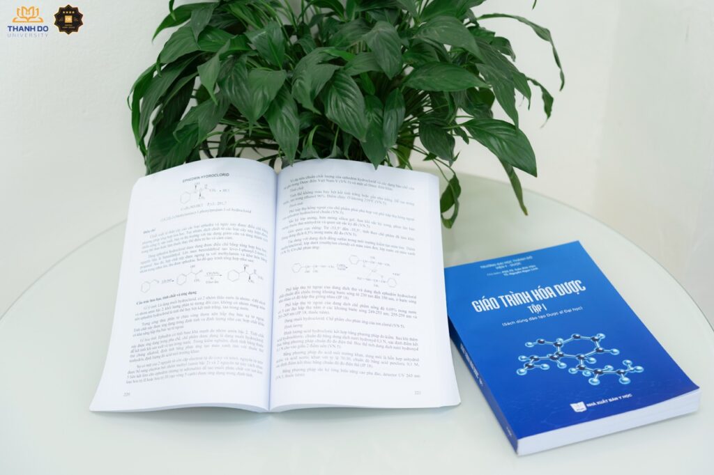 Giáo trình được thiết kế với hệ thống sơ đồ, bảng tổng hợp và hình minh họa giúp người học tiếp cận kiến thức Hóa Dược một cách trực quan và hệ thống.