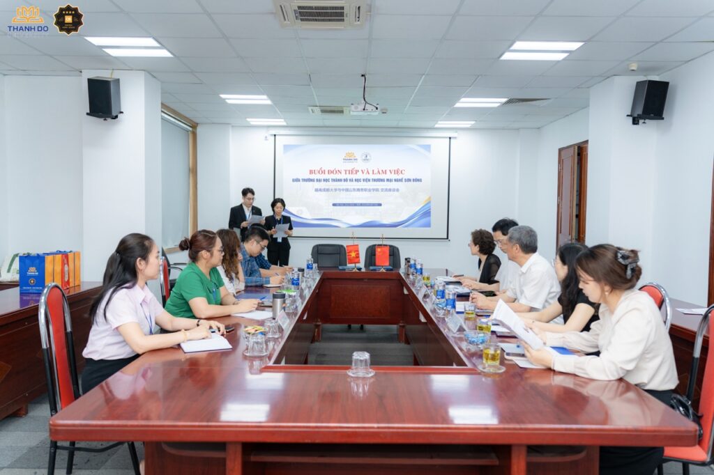 Trường Đại học Thành Đô và Học viện Thương mại Nghề Sơn Đông trao đổi các định hướng hợp tác trong đào tạo, nghiên cứu khoa học và giao lưu quốc tế.