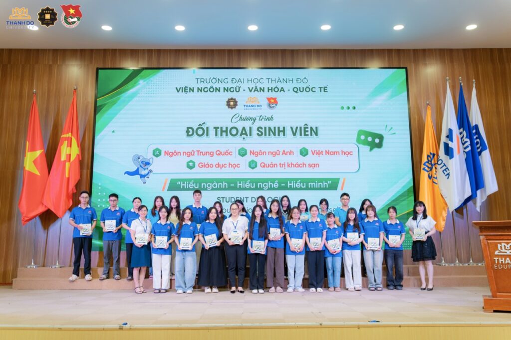 Sinh viên Viện Ngôn ngữ - Văn hoá - Quốc tế được tặng Cẩm nang văn hoá Thành Đô tại buổi đối thoại