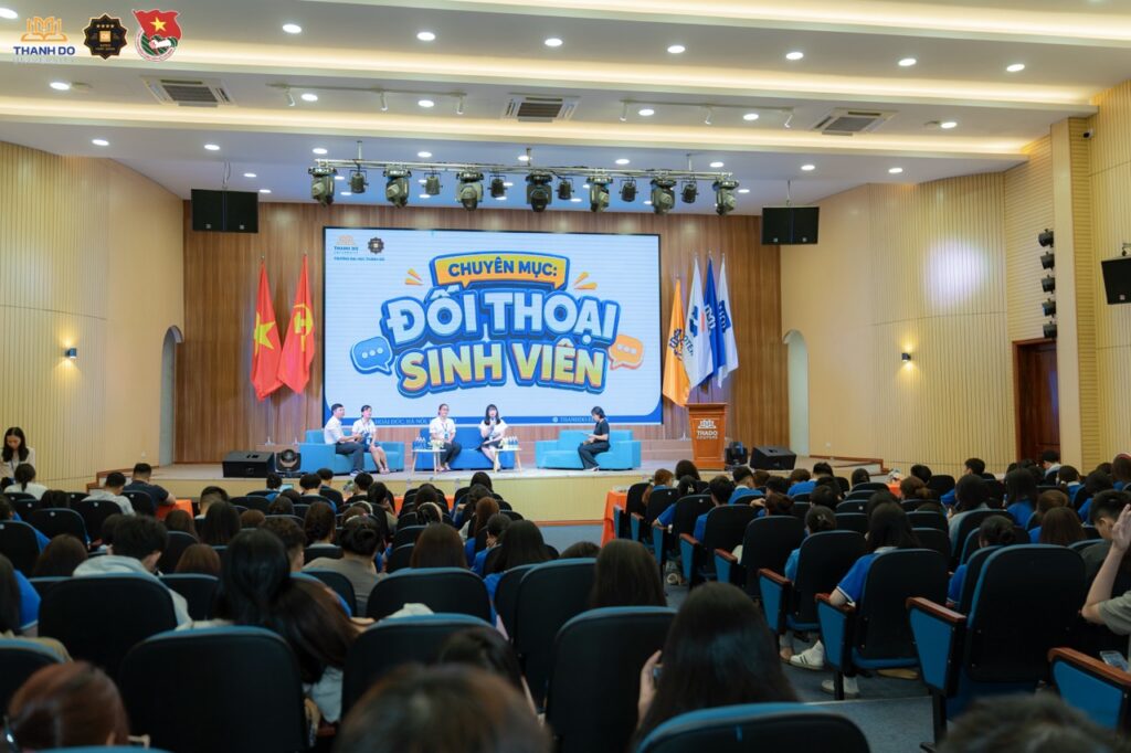 Sinh viên Viện Ngôn ngữ – Văn hóa – Quốc tế tìm hiểu chương trình đào tạo, định hướng chuyên ngành và chuẩn đầu ra của từng ngành học.