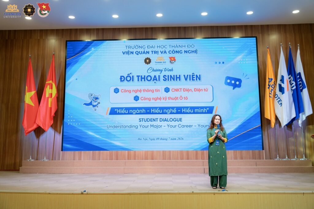 Chia sẻ đầy cảm hứng từ PGS.TS Đào Thị Ái Thi, Phó Hiệu trưởng, Viện trưởng Viện Quản trị và Công nghệ đến các bạn sinh viên, tại buổi đối thoại