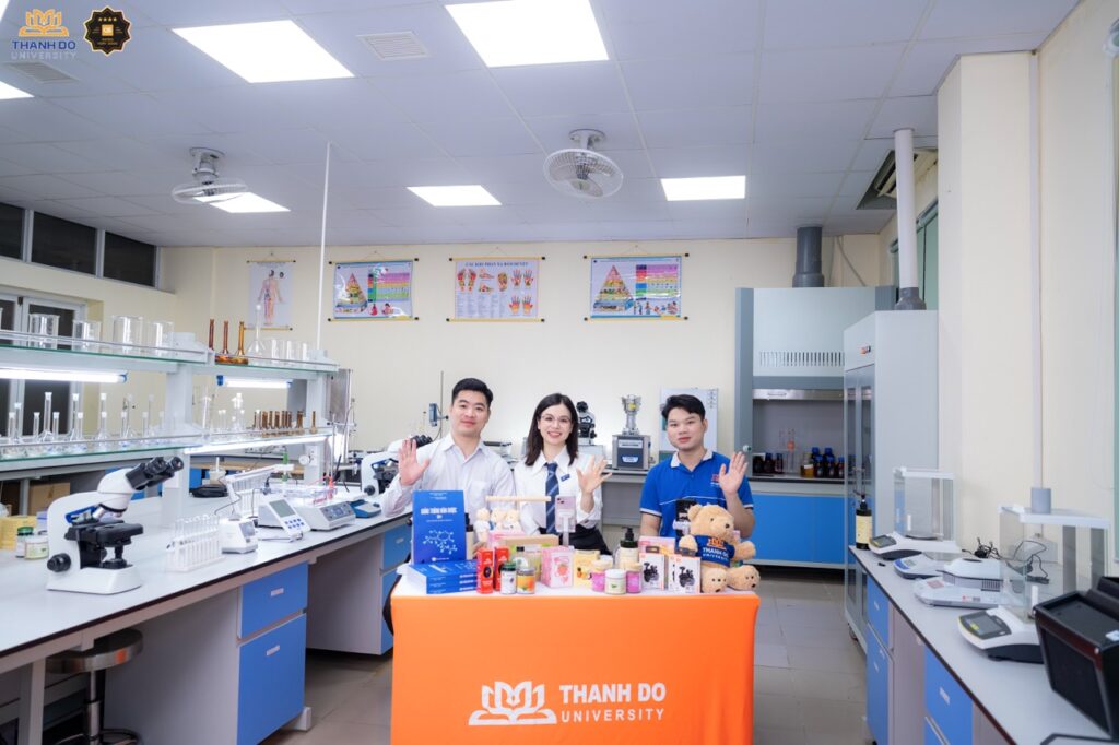 TS. Nguyễn Ngọc Linh và các khách mời chia sẻ về xu hướng phát triển của khối ngành Sức khỏe trong bối cảnh AI và công nghệ y tế phát triển mạnh mẽ.